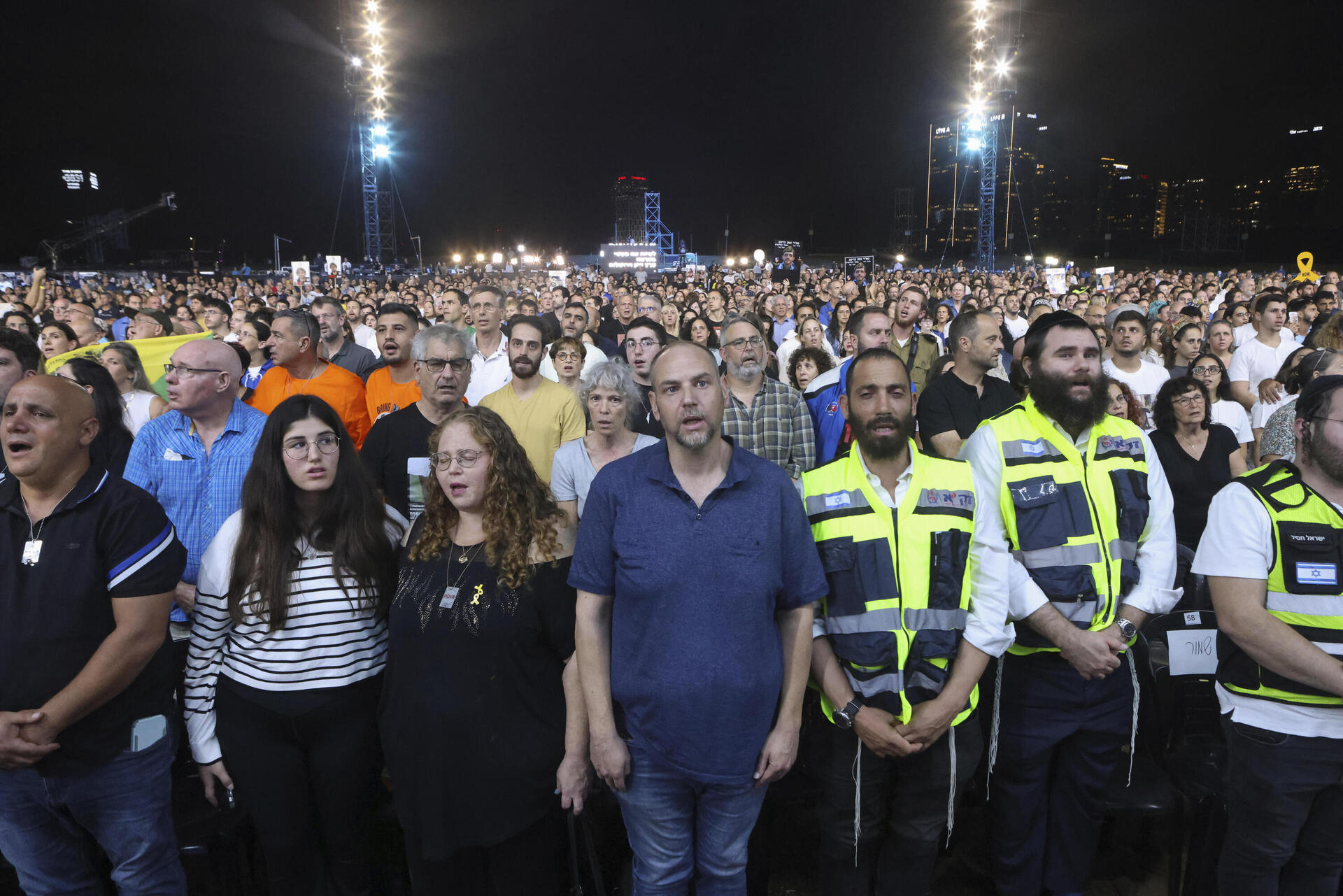 קהל בטקס הלאומי. ישראלים שונים הראו לא רק איך מתאבלים יחד, אלא גם איך חיים יחד, צילום: AP