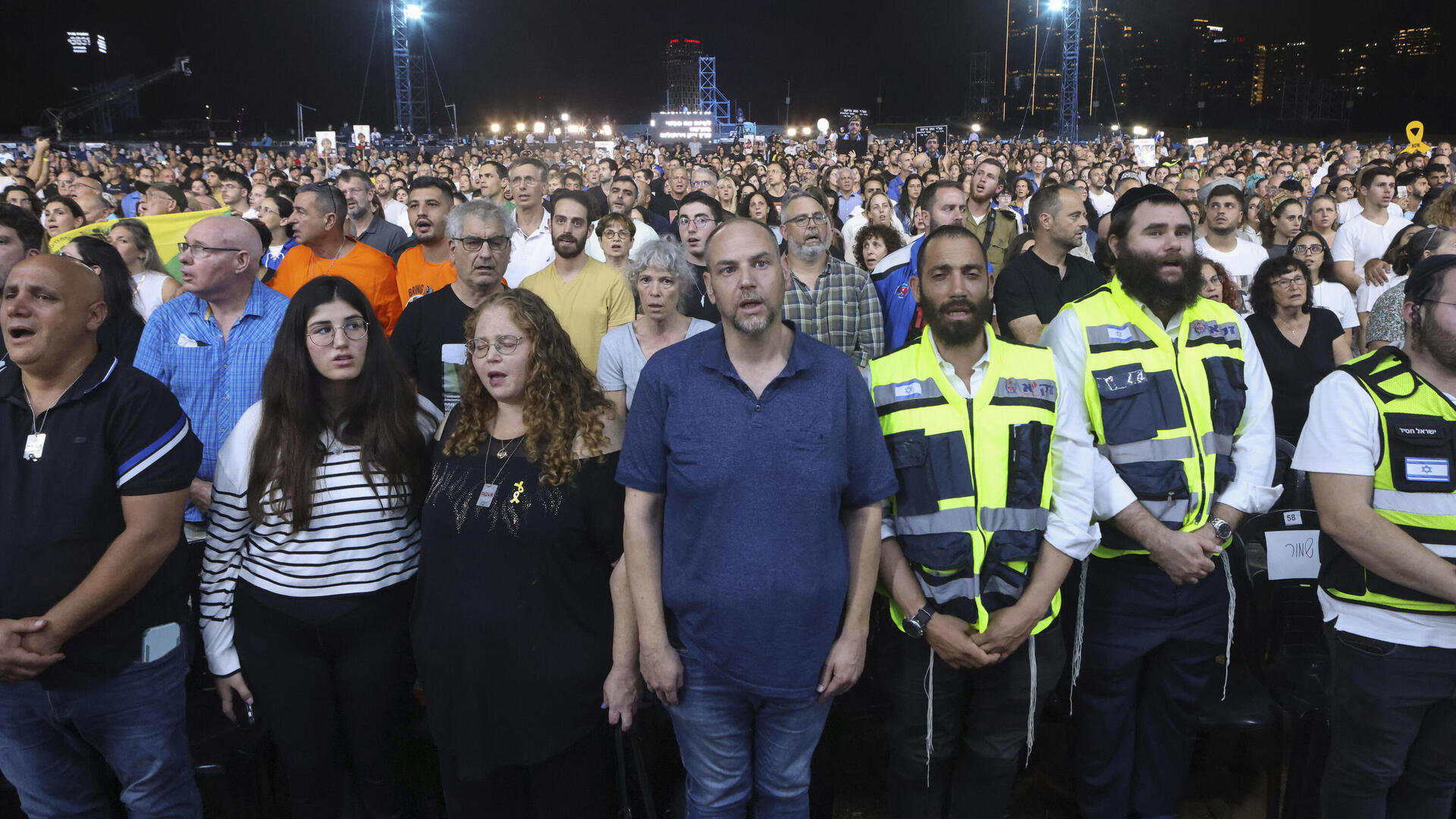 קהל בטקס הלאומי. ישראלים שונים הראו לא רק איך מתאבלים יחד, אלא גם איך חיים יחד