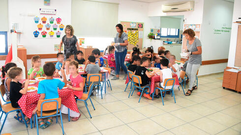 משבר הסייעות בגנים ומה הקשר לרווחי חברות הדלק