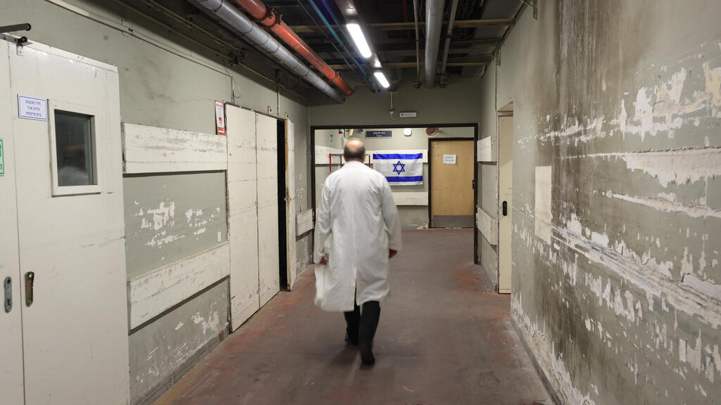 כ־24% מהמומחים המועסקים בבתי החולים הציבוריים מתקרבים לגיל פרישה (צילום: אלעד גרשגורן) רופא במסדרון בית חולים הלל יפה 9.10.24