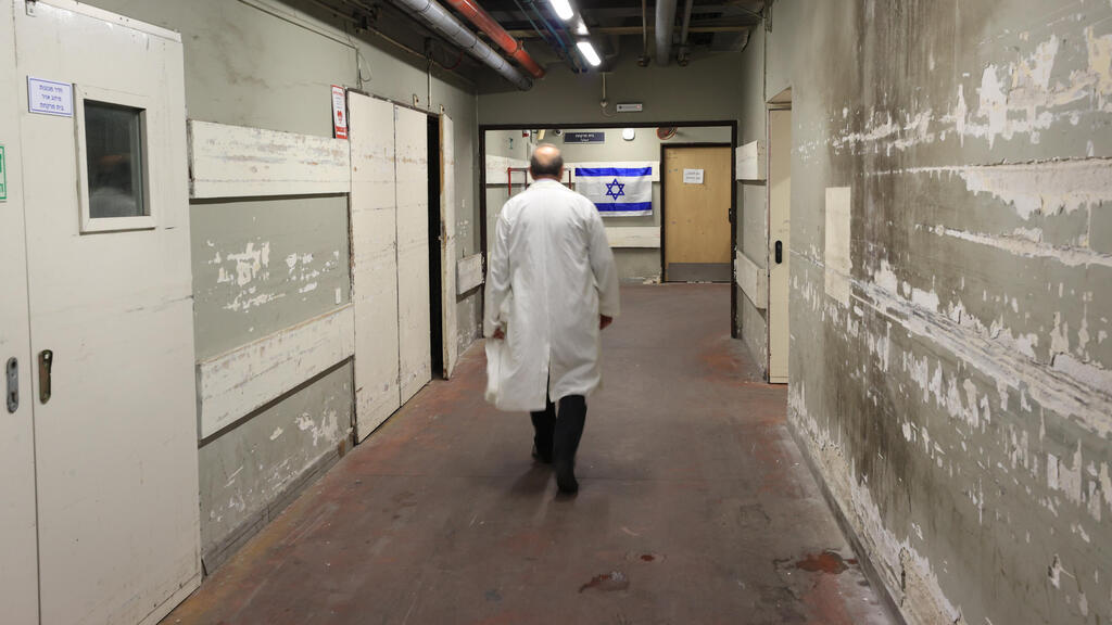 רופא במסדרון בית חולים הלל יפה. תהליך ההגירה מואץ בכל זעזוע פוליטי (צילום: אלעד גרשגורן) רופא במסדרון בית חולים הלל יפה 9.10.24