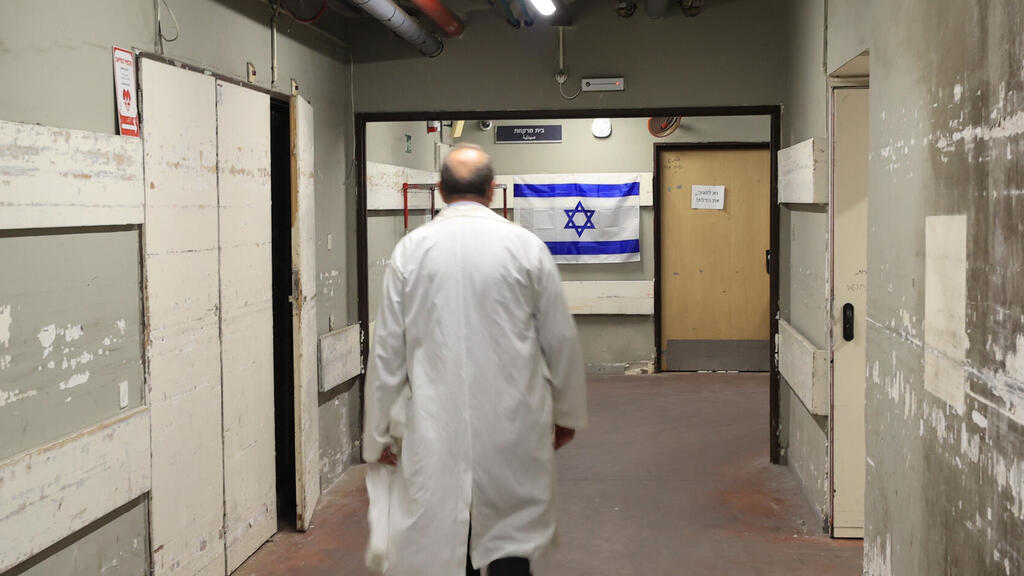 רופא במסדרון בית חולים הלל יפה 9.10.24
