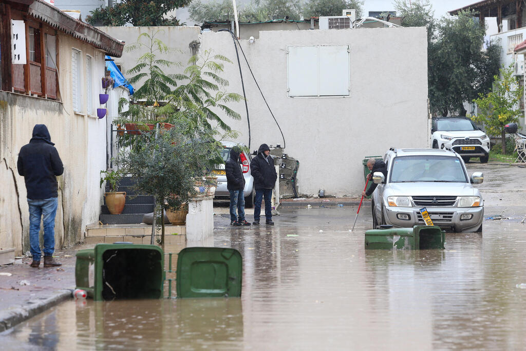 שטפונות הצפה ב שכונת נווה ירק ב לוד ב עקבות הצפות מ נחל לכיש