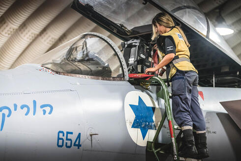 עובדים על אהבה. F15A בטיפול, צילום: חיל האוויר הישראלי