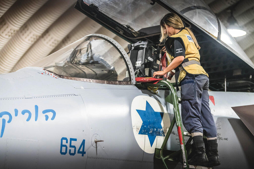 הקברניט מטוס קרב F15