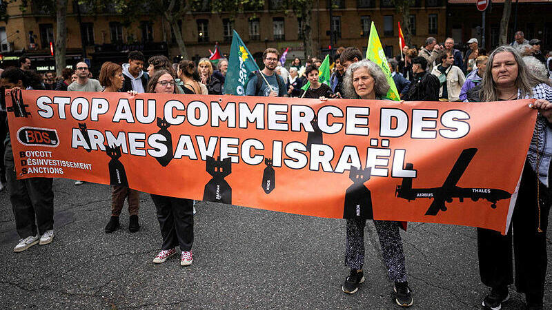 מפגינים נגד ישראל בטולוז צרפת נושאים שלט של תנועת החרם BDS בספטמבר (צילום: Lionel BONAVENTURE / AFP) מפגינים נגד ישראל בטולוז צרפת נושאים שלט של תנועת החרם BDS בספטמבר 2024