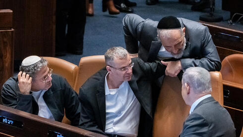 הקואליציה מחשבת את קיצה לאחור עם בליץ של חוקי ההפיכה