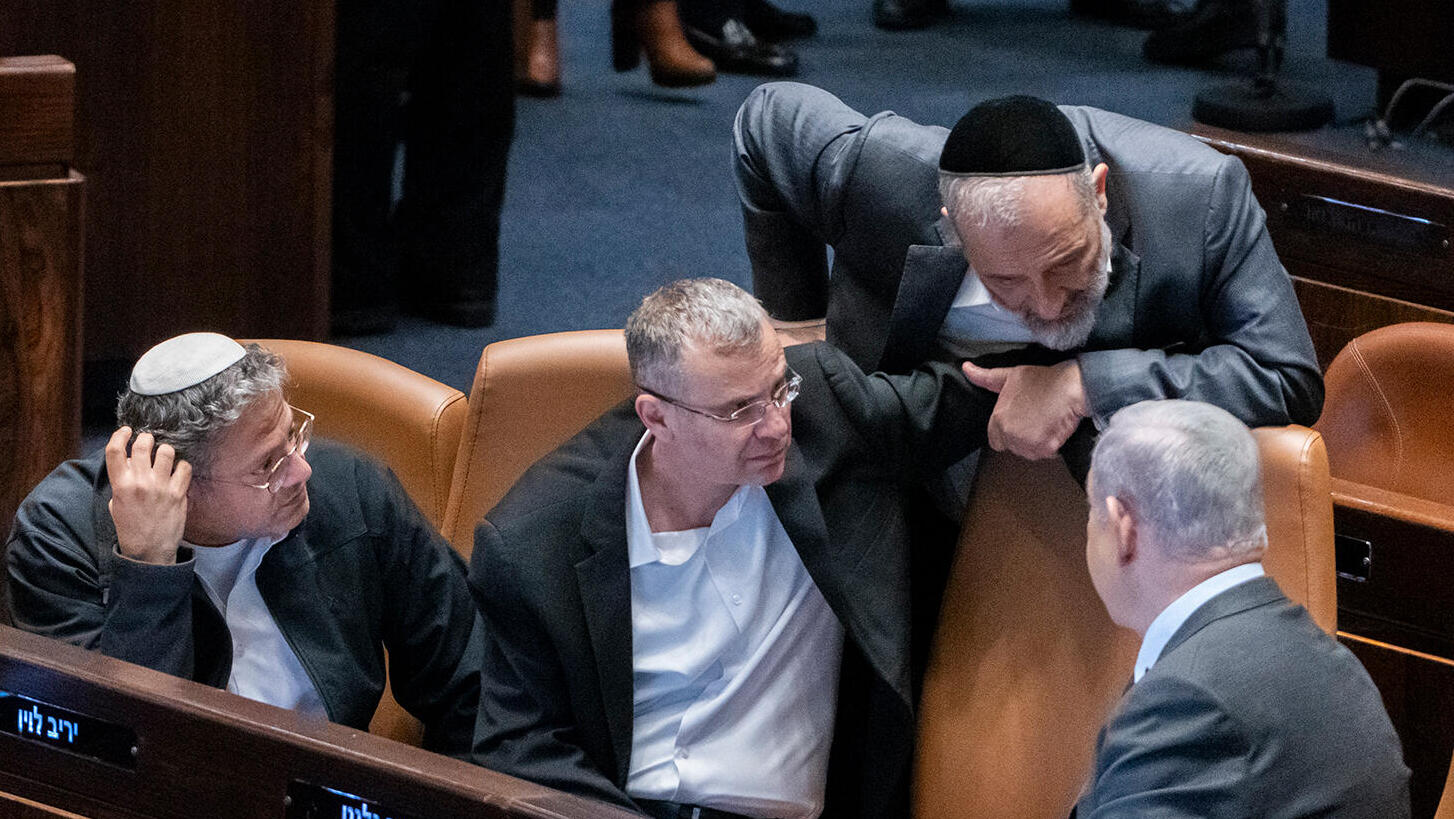 מימין ראש הממשלה בנימין נתניהו והשרים אריה דרעי יריב לוין איתמר בן גביר ו מאי גולן