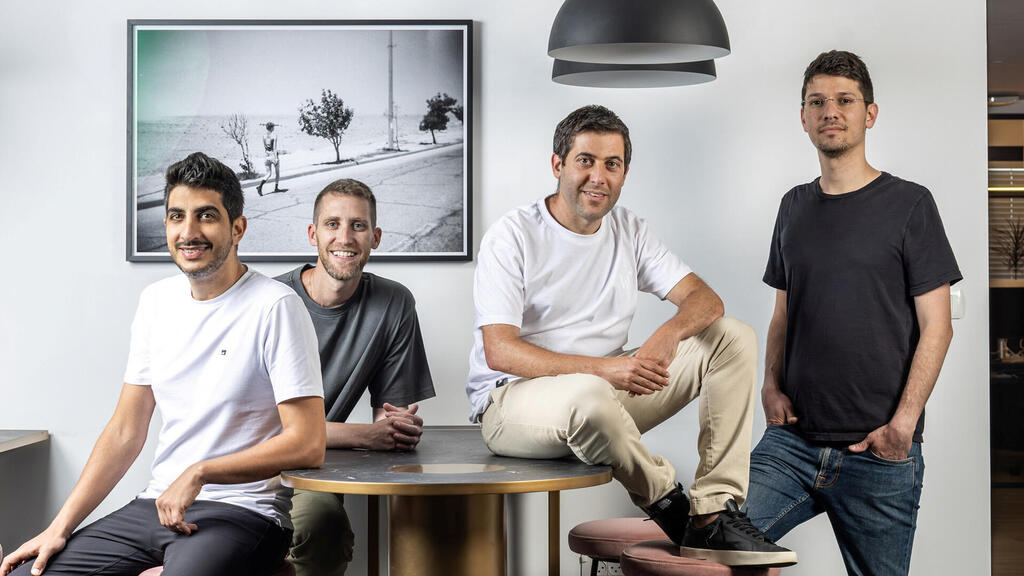 מייסדי Wiz, מימין לשמאל: רועי רזניק, עמי לוטבק, אסף רפפורט וינון קוסטיקה (צילום: אבישג שאר-ישוב) מייסדי Wiz וויז , מימין לשמאל: רועי רזניק , עמי לוטבק , אסף רפפורט ו ינון קוסטיקה