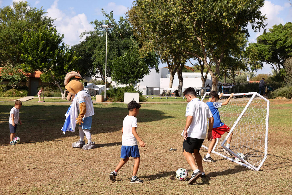 ילדים מ כפר עזה משחקים ב מלון ב שפיים