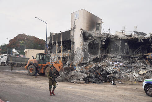 תחנת המשטרה הרוסה יומיים אחרי הקרב. “הפשיטה הכי מתועדת בהיסטוריה"
, צילום: עמית שאבי