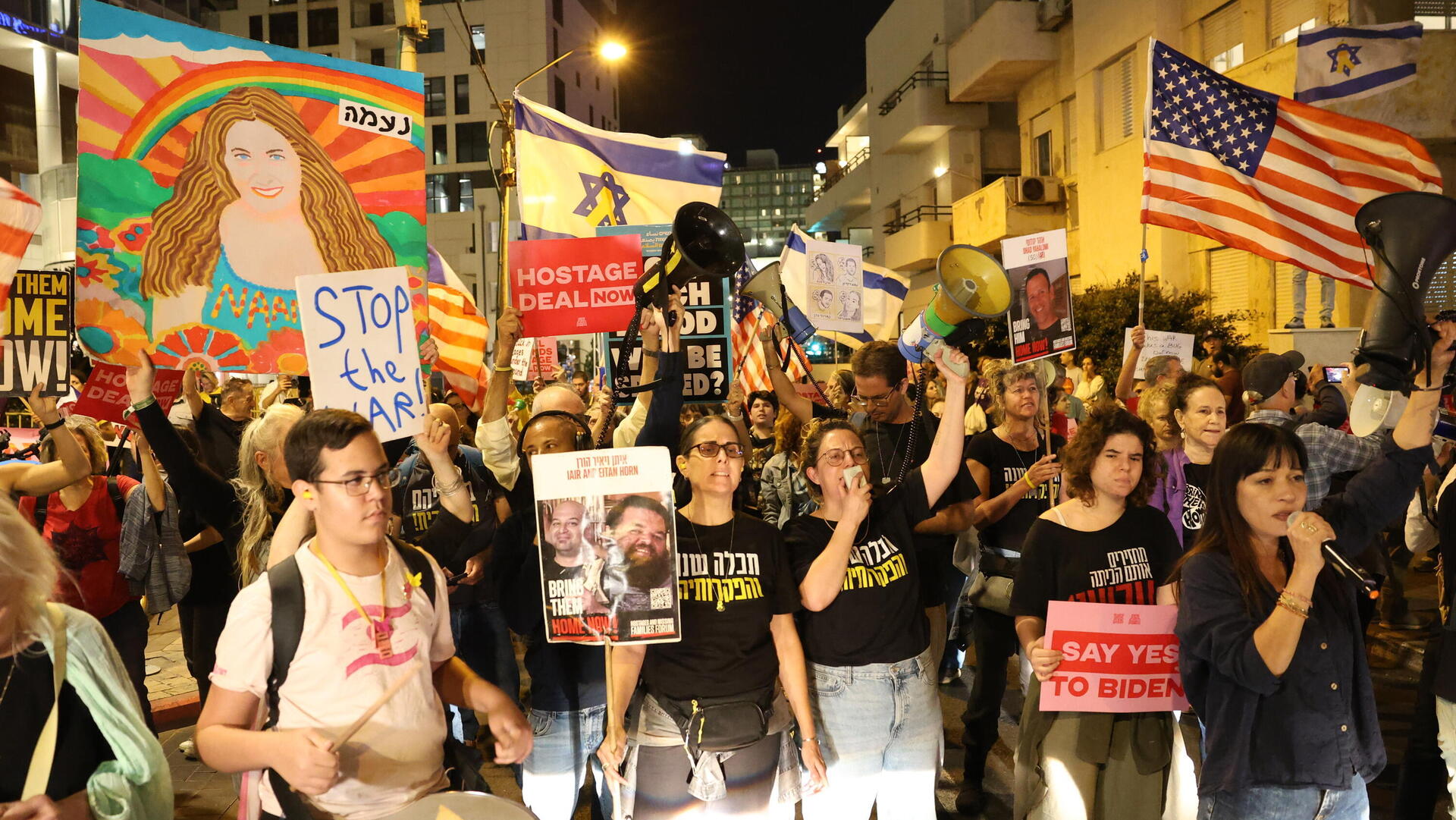 הפגנה למען שחרור חטופים מחוץ למלון קמפינסקי בתל אביב שם נועדים בלינקן והרצוג