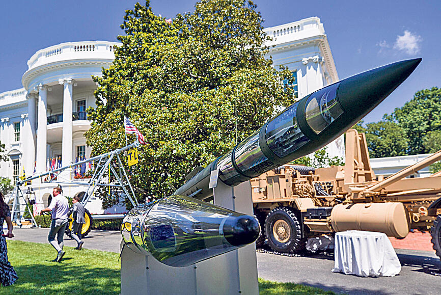 טילי יירוט של מערכת THAAD מוצגים ליד הבית הלבן