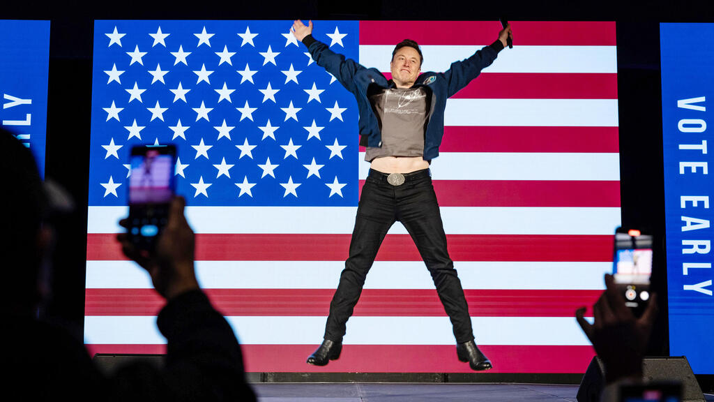מאסק בעצרת בחירות של טראמפ ב-2024 (צילום: Samuel Corum/Getty Images) אלון מאסק בעצרת בחירות בפנסילבניה