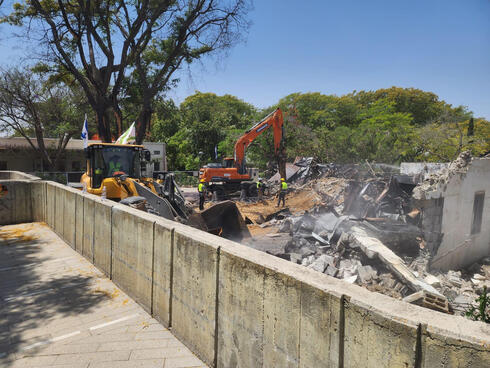 דחפורים מפנים הריסות בקיבוץ בארי, יוני. "צריך לחזק כל יישוב בקבוצה גדולה של משפחות צעירות שלא חוו את המשבר", ללא