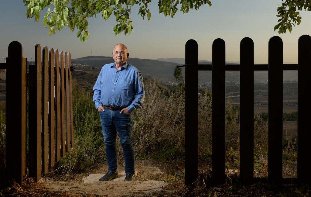 בשיא בחצר ביתו במעלה גלבוע. "לא אני החלטתי על הפינוי, אלא הממשלה. התפקיד שלי היה לסייע למשפחות ואני חושב שעשינו את זה היטב"