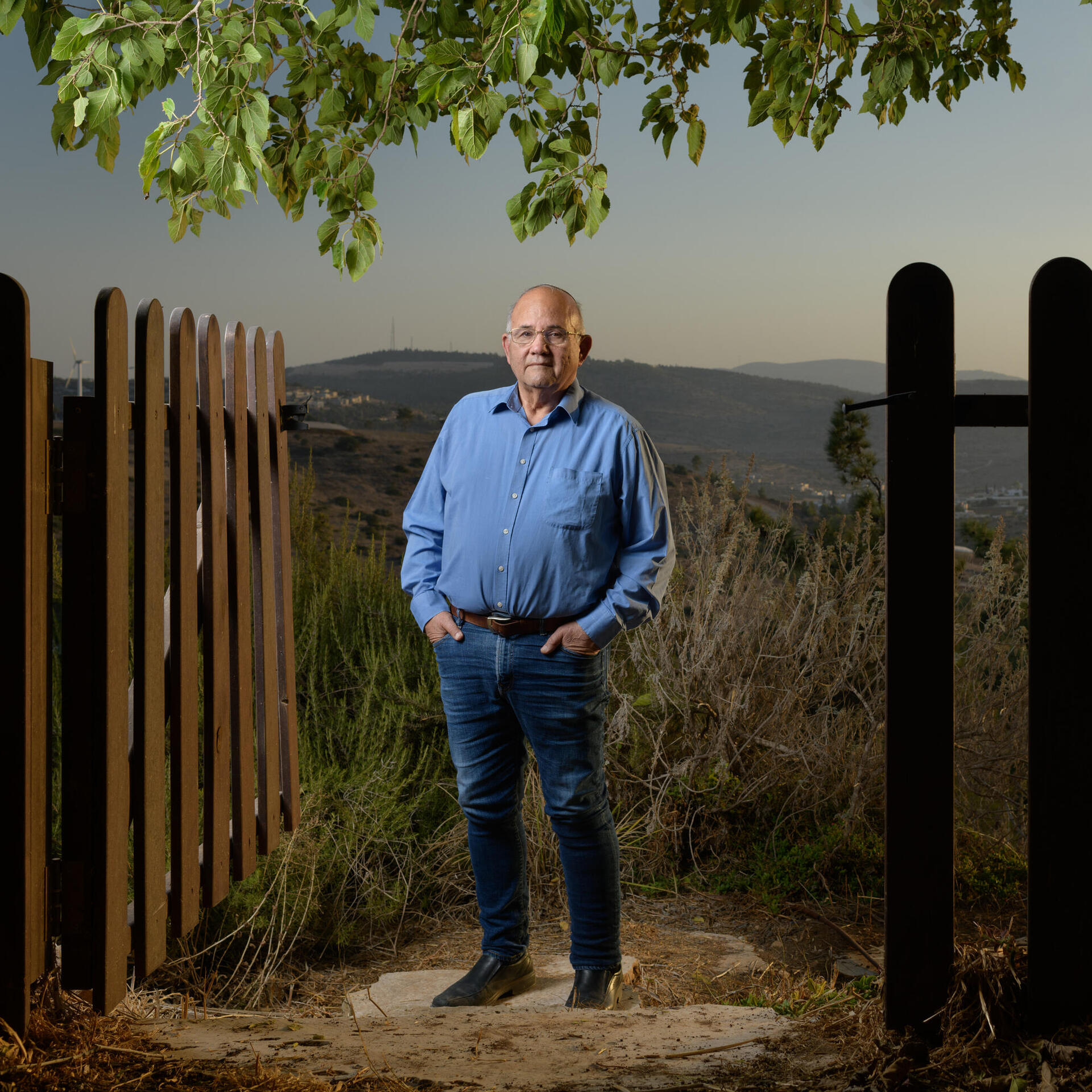 בשיא בחצר ביתו במעלה גלבוע. &quot;לא אני החלטתי על הפינוי, אלא הממשלה. התפקיד שלי היה לסייע למשפחות ואני חושב שעשינו את זה היטב&quot;, צילום: יונתן בלום