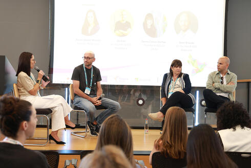 The panel: Keren Sadeh Mizrahi, Zeev Braude, Jenny Cohen Derfler, and and Oz Alon. 