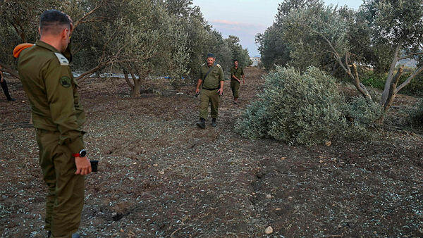 זירת נפילת הרקטה ב מטע זיתים ליד הקריות