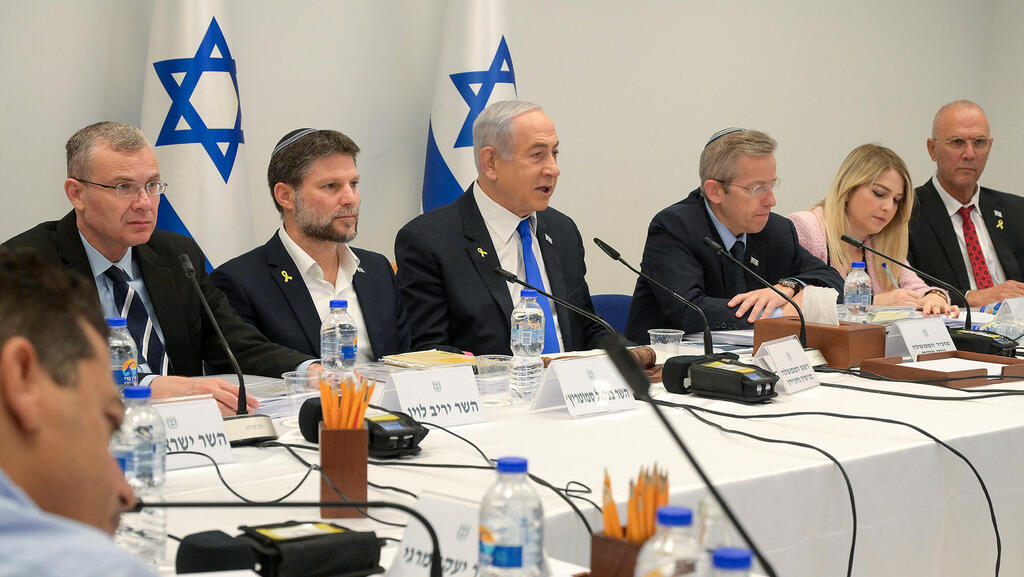 ישיבת הממשלה על תקציב המדינה 2025 מימין יוסי שלי תקצירנית הממשלה יוסי פוקס בנימין נתניהו בצלאל סמוטריץ יריב לוין