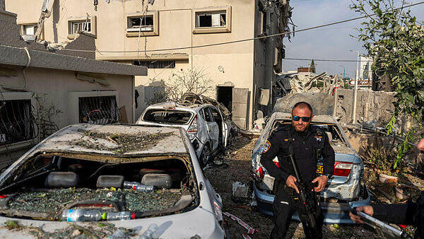 נזקי פגיעת הטיל בטירה, צילום: AP Photo/Ariel Schalit