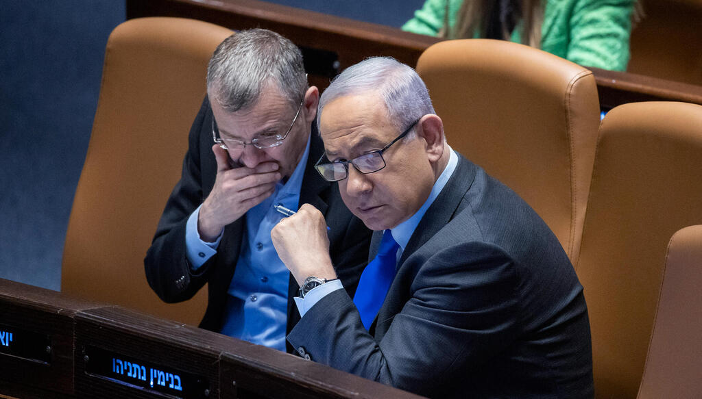 מימין בנימין נתניהו ראש ה ממשלה יריב לוין שר ה משפטים