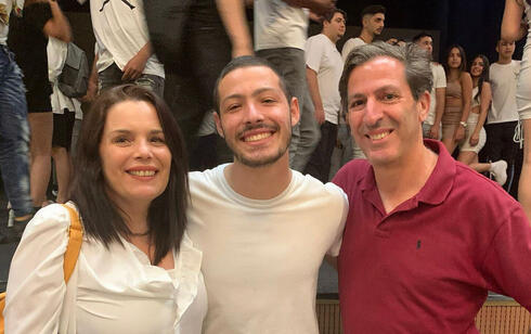 Itay Chen (center), who is being held by the Hamas terrorist organization, alongside his parents Ruby (right) and Hagit (left). 