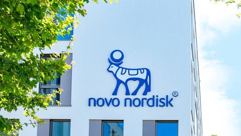 נובו נורדיסק קופצת ב-8% אחרי אישור ה-FDA; הזהב פורץ מעל 4,500 דולר