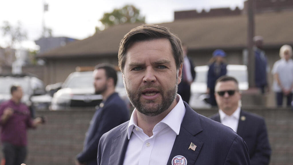 ג'יי די ואנס הסגן של דונלד טראמפ מצביע בקלפי ב אוהיו בחירות ב ארה"ב