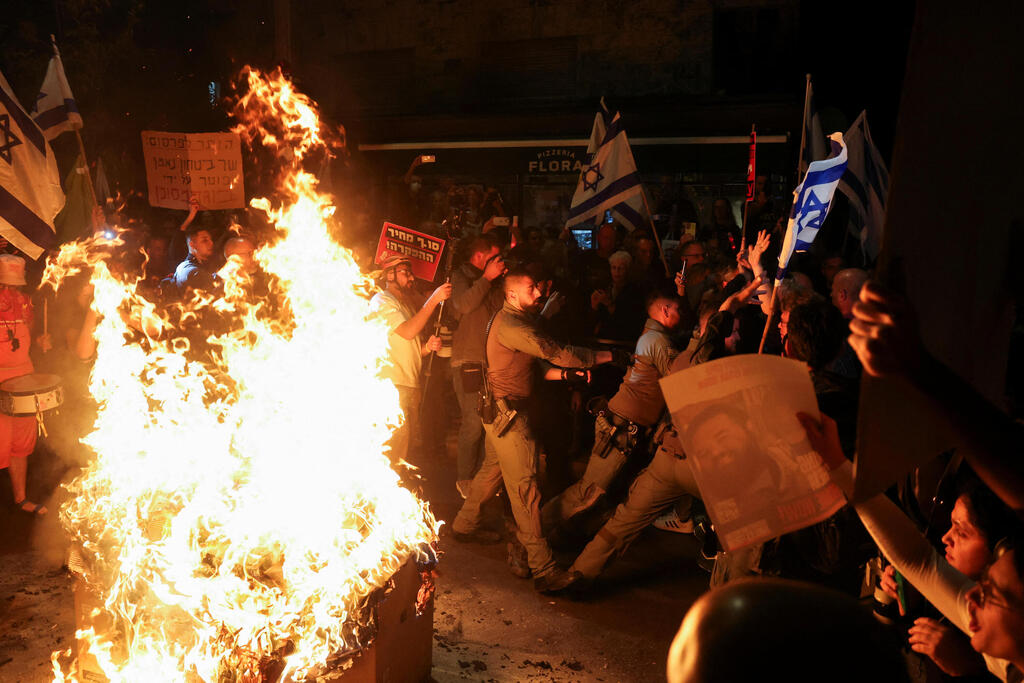 מדורות ב הפגנה ב ירושלים לאחר פיטורי שר הביטחון יואב גלנט