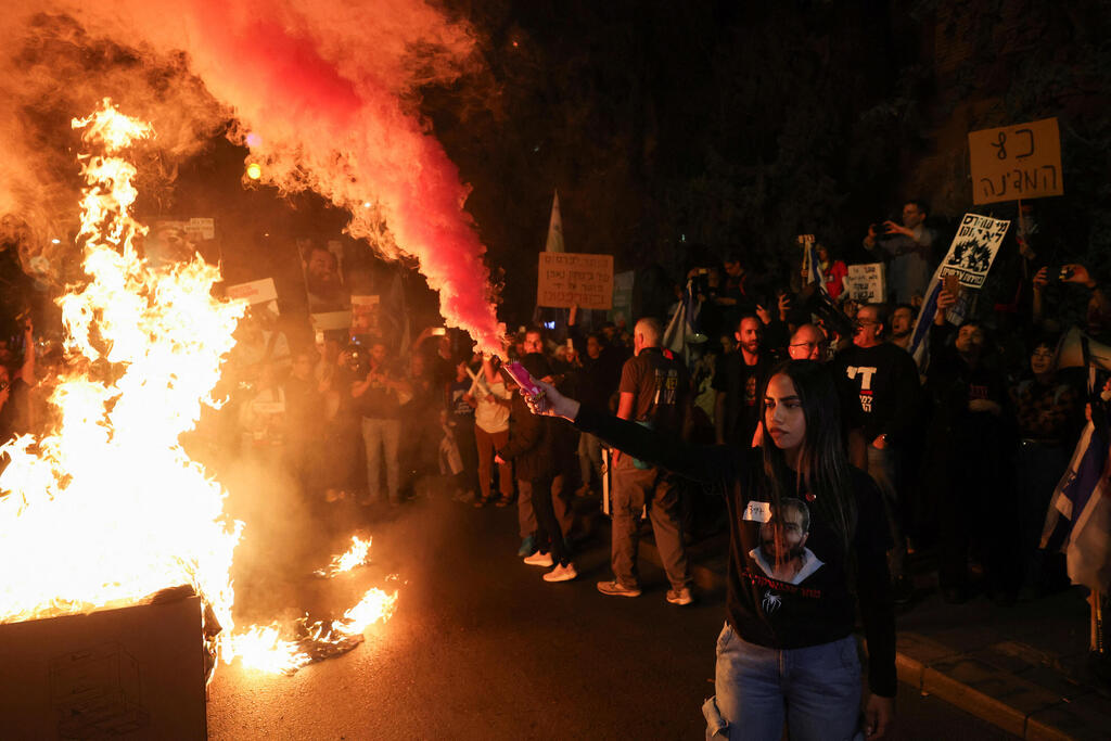 מדורות ב הפגנה ב ירושלים לאחר פיטורי שר הביטחון יואב גלנט