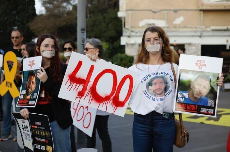 תמונות חטופים לצד השלט המדמם "400" במרכז הכרמל בחיפה