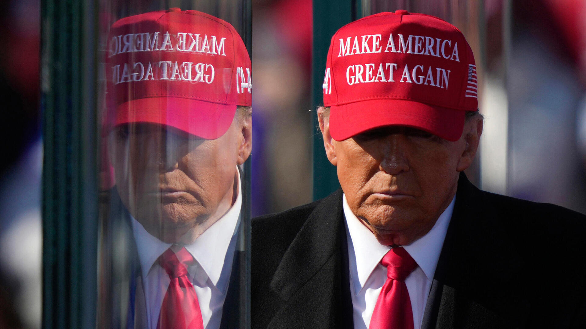 דונלד טראמפ נשיא ארצות הברית עם כובע make america great again