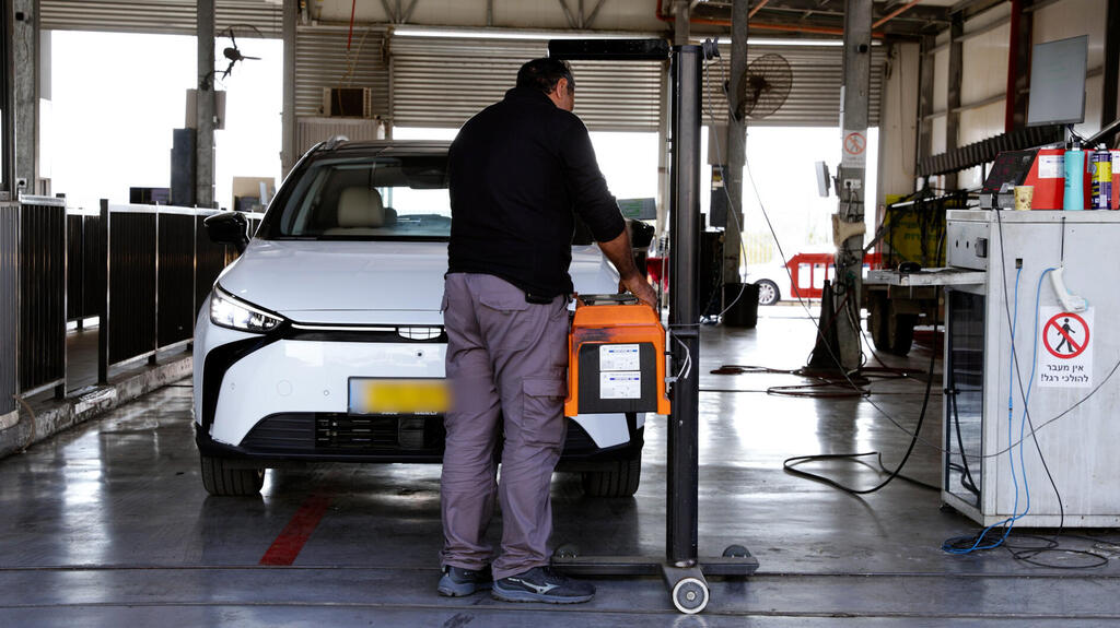 מכון רישוי (צילום: אוראל כהן) מכון טסטים טסט ל רכב חשמלי