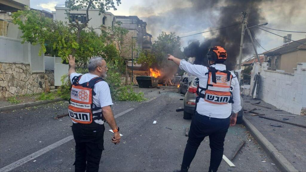 השריפה בקריית אתא (צילום: דוברות איחוד הצלה) שריפה ב קריית אתא לאחר נפילת רקטה חרבות ברזל 11.11.24