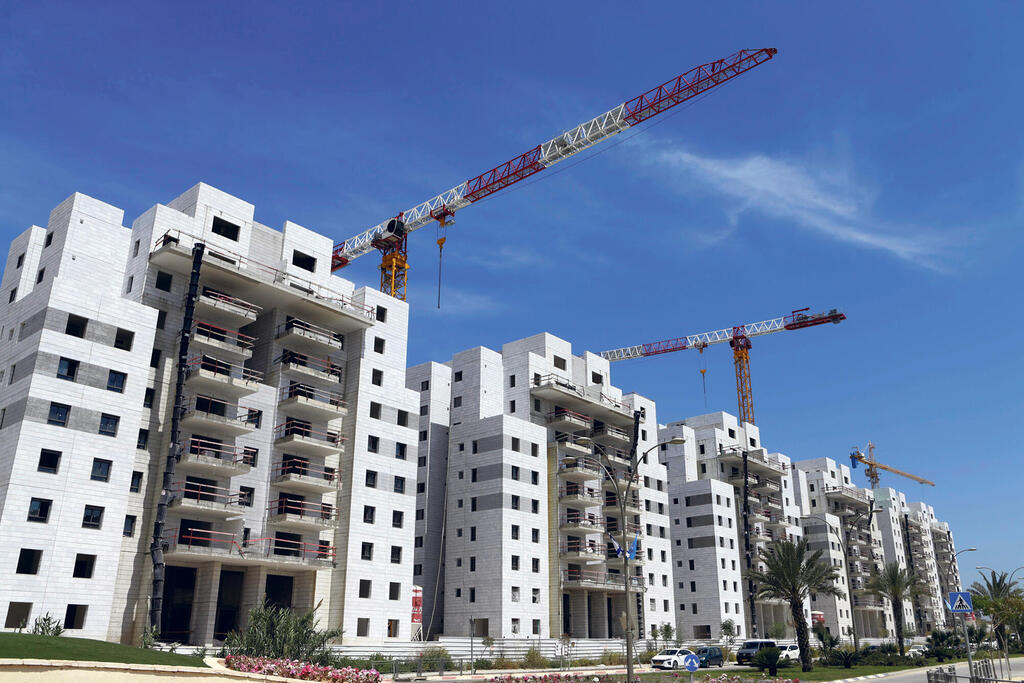 בניה ביבנה (צילום: עמית שעל) פרויקט מגורים אתר בניה שבירו יבנה