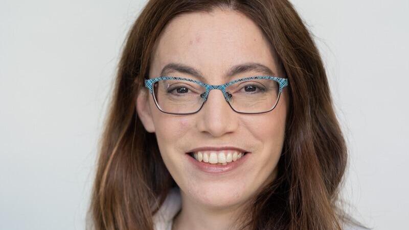 עו"ד אלה אלון מנכ"לית שותפה בעמותת איתך מעכי 