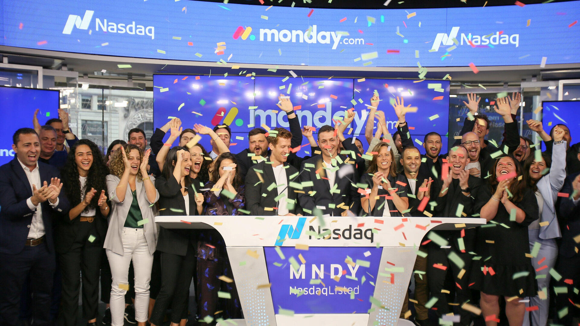 מן, זידמן ועובדי מאנדיי בהנפקה בניו יורק, יוני 2021 . החברה כמעט הכפילה מאז את שווי השוק שלה שעומד כיום על 13.1 מיליארד דולר