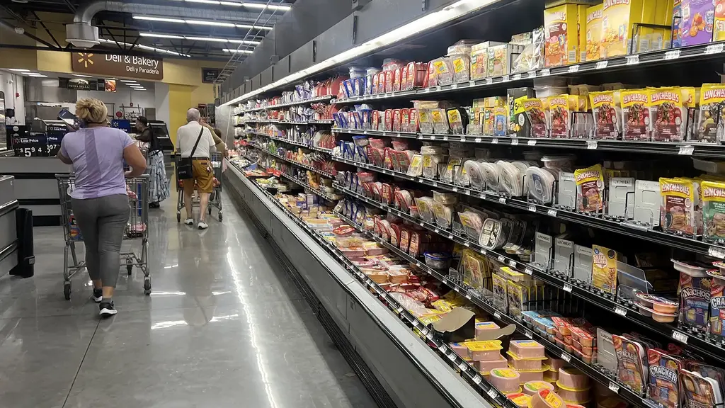 סופרמרקט בארה"ב. משתמשים בהלוואות כדי לקנות מוצרי צריכה בסיסיים (צילום: Joe Raedle/Getty) סופרמרקט מיאמי ארה"ב קניות אינפלציה מדד המחירים