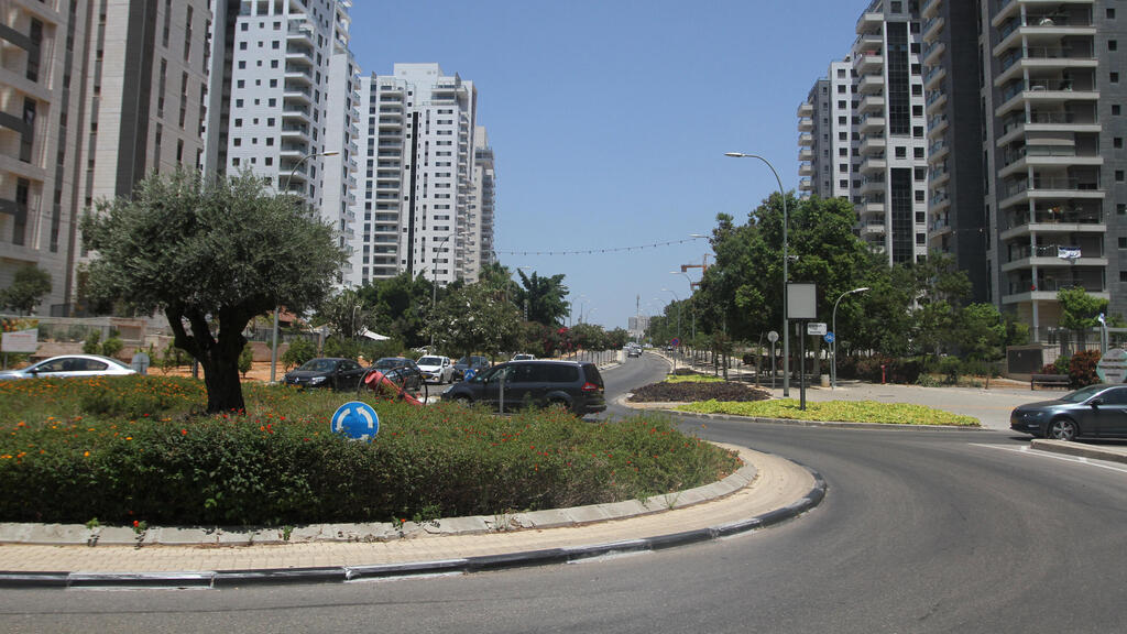 רחוב סוקולוב הוד השרון. לפי העותרים הוועדה המקומית ב"תרדמת חורף עמוקה" (צילום: אסף פרידמן) רחוב סוקולוב הוד השרון 19.7.20