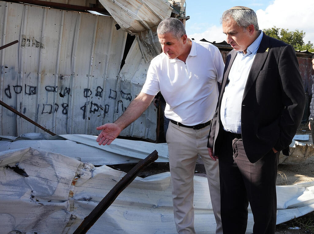 מימין השר זאב אלקין וראש עיריית נהריה רונן מרלי בוחנים את נזקי הטילים בעיר