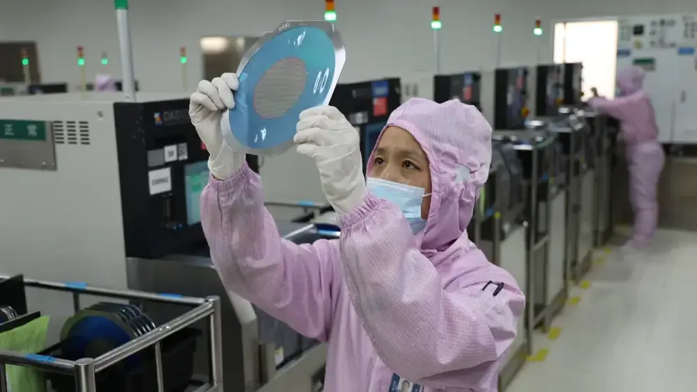 עובד במפעל שבבים ב סין