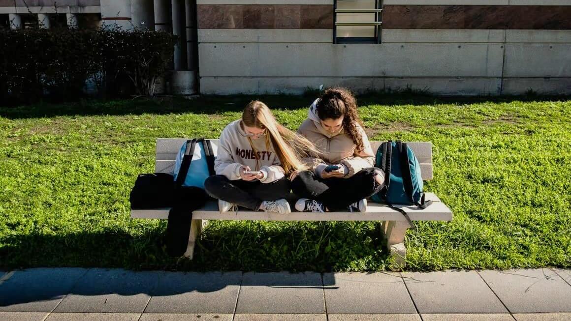 נוער נערות רשתות חברתיות סמארטפון 