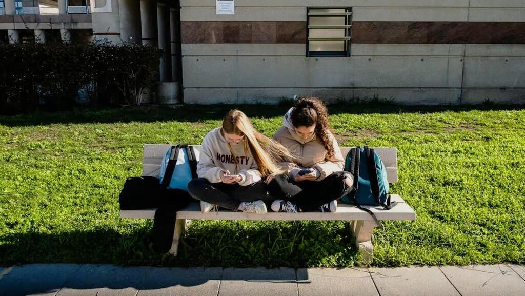 Teen girls on smartphones (JC Milhet/Hans Lucas/AFP) נוער נערות רשתות חברתיות סמארטפון