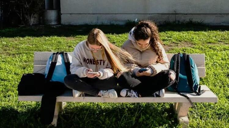 נוער נערות רשתות חברתיות סמארטפון 