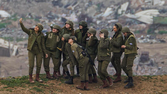 פוטו תמונות השנה 2024 חיילות על גבול עזה 