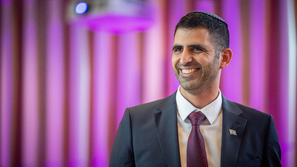 שר התקשורת שלמה קרעי. מה שווה החוק, אם אי אפשר להכניס אצבע לעין של היועמ"שית? (צילום: יונתן זינדל/פלאש90) שר התקשורת שלמה קרעי