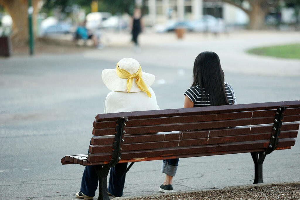 עובדים סיעודיים זרים עם קשישים קשיש מטפל סיעודי מטפלת סיעודית 3