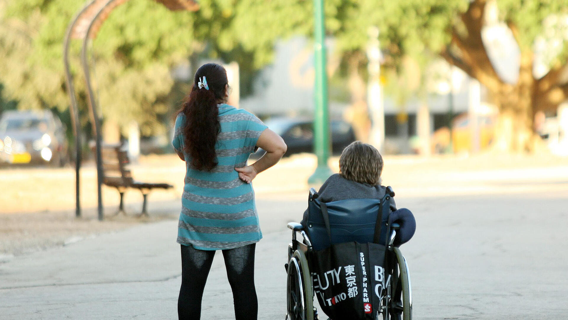 עובדים סיעודיים זרים עם קשישים קשיש מטפלת סיעודית