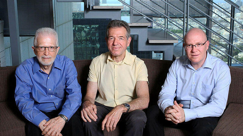 מימין איציק שנידובסקי מנכל חברת אנליסט ; שמואל לב מבעלי אנליסט ; אהוד שילוני מ בעלי אנליסט